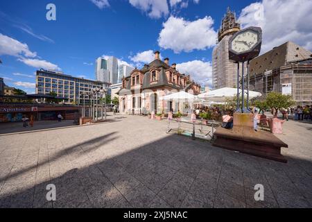 Orologio pubblico e edificio barocco alte Hauptwache sulla piazza an der Hauptwache nella zona pedonale di Francoforte sul meno, città senza quartiere Foto Stock