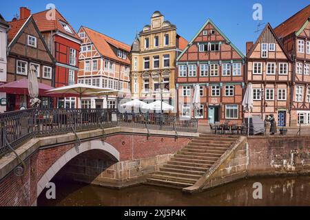 Hudebruecke, ponte in mattoni con volta a botte e scale per il fiume Schwinge, nonché case in legno e case a spioventi nel vecchio edificio Foto Stock