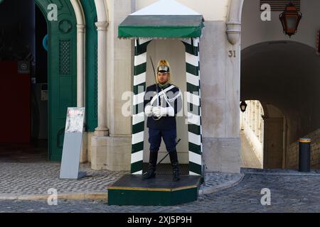 LISBONA, PORTOGALLO - 8 maggio 2024: Soldato portoghese di guardia all'ingresso del Museo Nazionale della Guardia Repubblicana situato nel centro storico di Lisb Foto Stock