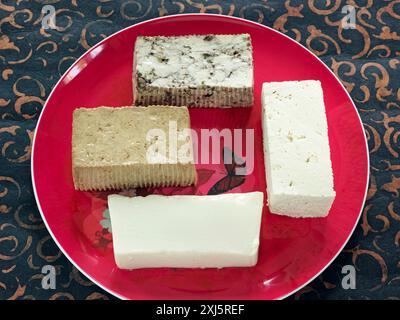 Porzioni assortite di tofu: Semplice, alle erbe affumicate e morbide Foto Stock