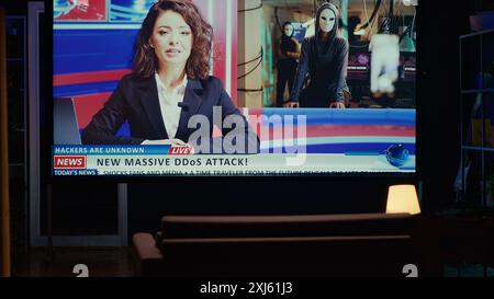 Smart TV che trasmette programmi di notizie con giornalisti che parlano di cybercriminali soggetti ad attacchi, primo piano. Grande schermo televisivo che mostra il canale VOD con copertura di notizie di hacker Foto Stock