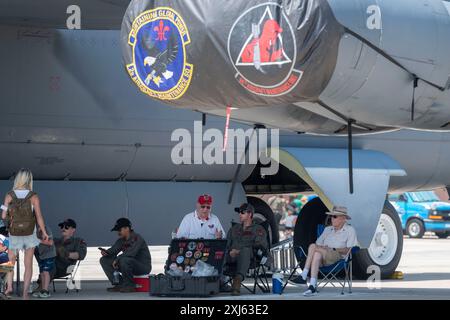 Un veterano parla con un pilota della U.S. Air Force seduto sotto un aereo B-52 Stratofortress durante il Wings Over Whiteman Air Show del 2024 alla Whiteman Air Force base, Mo., 14 luglio 2024. Attraverso spettacoli aerei e sorvoli, la U.S. Air Force mira a emozionare e ispirare il pubblico, mostrando al contempo le abilità d'élite dei piloti dell'Air Force. (Foto U.S. Air Force di Tech. Sergente Anthony Hetlage) Foto Stock