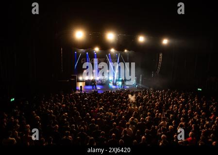 Londra, Regno Unito. 16 luglio 2024. Lo storico gruppo Pop Punk Alkaline Trio suona uno spettacolo tutto esaurito al Kentish Town Forum. Cristina Massei/Alamy Live News Foto Stock