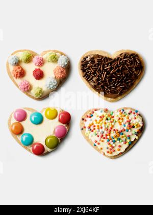 Quattro biscotti decorati a forma di cuore Foto Stock