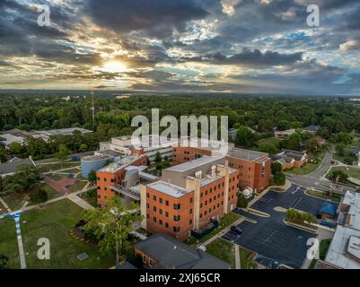 Veduta aerea della Fayetteville State University, università pubblica storicamente nera a Fayetteville, North Carolina, con il suggestivo e colorato cielo al tramonto Foto Stock