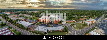 Veduta aerea della Fayetteville State University, università pubblica storicamente nera a Fayetteville, North Carolina, con il suggestivo e colorato cielo al tramonto Foto Stock