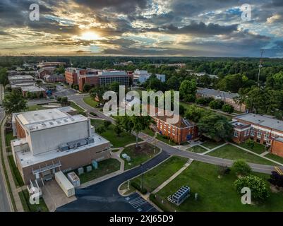 Veduta aerea della Fayetteville State University, università pubblica storicamente nera a Fayetteville, North Carolina, con il suggestivo e colorato cielo al tramonto Foto Stock