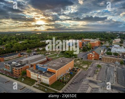 Veduta aerea della Fayetteville State University, università pubblica storicamente nera a Fayetteville, North Carolina, con il suggestivo e colorato cielo al tramonto Foto Stock