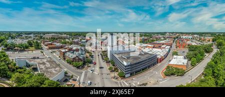 Veduta aerea del quartiere commerciale del centro di Fayetteville, North Carolina, la strada principale della First Baptist Church della contea di Cumberland. edifici governativi Foto Stock