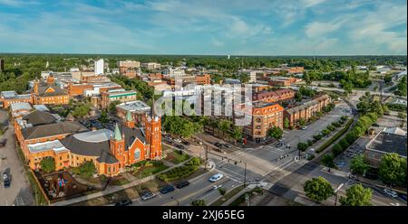 Veduta aerea del quartiere commerciale del centro di Fayetteville, North Carolina, la strada principale della First Baptist Church della contea di Cumberland. edifici governativi Foto Stock