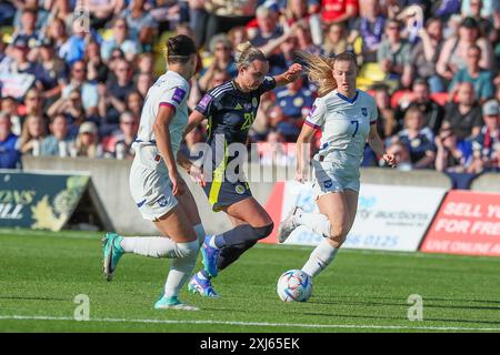 Glasgow, Regno Unito. 16 luglio 2024. La Scozia ha giocato con la Serbia al Firhill Stadium di Glasgow, Scozia, Regno Unito nelle qualificazioni al Campionato europeo femminile 2025. Il punteggio è stato la Scozia 1-0, la Serbia e il gol vincente è stato segnato da Kirsty Hanson (Scozia 10) in 42 minuti. Hanson fu anche premiato come "giocatore della partita". Crediti: Findlay/Alamy Live News Foto Stock