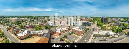 Veduta aerea del quartiere commerciale del centro di Fayetteville, North Carolina, la strada principale della First Baptist Church della contea di Cumberland. edifici governativi Foto Stock
