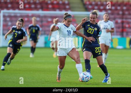 Glasgow, Regno Unito. 16 luglio 2024. La Scozia ha giocato con la Serbia al Firhill Stadium di Glasgow, Scozia, Regno Unito nelle qualificazioni al Campionato europeo femminile 2025. Il punteggio è stato la Scozia 1-0, la Serbia e il gol vincente è stato segnato da Kirsty Hanson (Scozia 10) in 42 minuti. Hanson fu anche premiato come "giocatore della partita". Crediti: Findlay/Alamy Live News Foto Stock