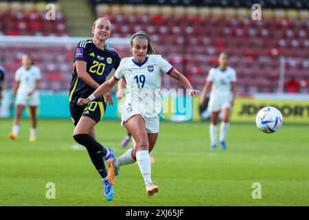 Glasgow, Regno Unito. 16 luglio 2024. La Scozia ha giocato con la Serbia al Firhill Stadium di Glasgow, Scozia, Regno Unito nelle qualificazioni al Campionato europeo femminile 2025. Il punteggio è stato la Scozia 1-0, la Serbia e il gol vincente è stato segnato da Kirsty Hanson (Scozia 10) in 42 minuti. Hanson fu anche premiato come "giocatore della partita". Crediti: Findlay/Alamy Live News Foto Stock