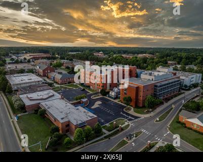 Veduta aerea dell'università statale di Fayetteville, edificio amministrativo storicamente nero con il suggestivo cielo colorato del tramonto Foto Stock