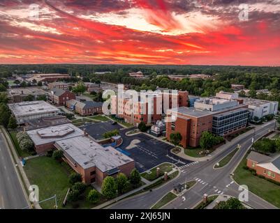 Veduta aerea dell'università statale di Fayetteville, edificio amministrativo storicamente nero con il suggestivo cielo colorato del tramonto Foto Stock