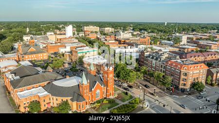 Veduta aerea del quartiere commerciale del centro di Fayetteville, North Carolina, la strada principale della First Baptist Church della contea di Cumberland. edifici governativi Foto Stock