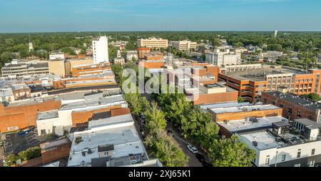 Veduta aerea del quartiere commerciale del centro di Fayetteville, North Carolina, la strada principale della First Baptist Church della contea di Cumberland. edifici governativi Foto Stock