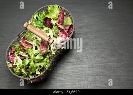 Cestino di mesclun Foto Stock