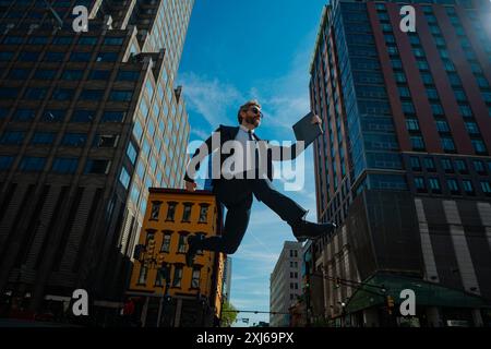 Uomo d'affari che salta per strada. Avanti salto e passi. Concetto di ambizioni aziendali. Strategia di successo aziendale. Sviluppo della crescita creativa Foto Stock
