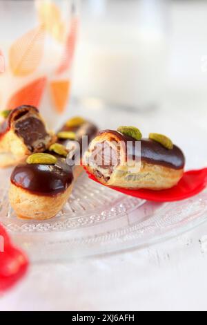 Cioccolato e pistacchio éclair Foto Stock