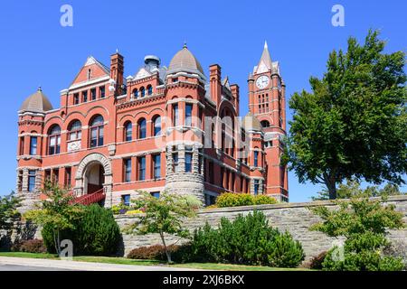 Port Townsend, Washington, USA - 15 luglio 2024; iconico edificio del tribunale della contea di Jefferson con giardini in estate Foto Stock