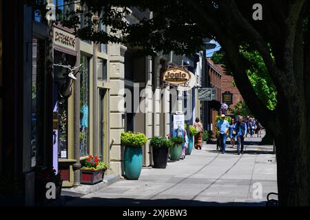 Port Townsend, Washington, Stati Uniti d'America - 15 luglio 2024; scena di strada in Water Street a Port Townsend in estate con aziende Foto Stock