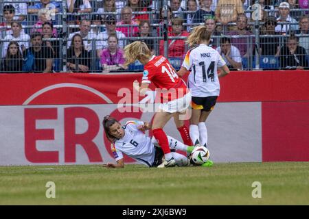 Lena Oberdorf (Deutschland, 6) con Janina Minge (Deutschland, 14) stanno giocando per la palla contro Marie Höbinger (Österreich, 14); EM-Qualifikation der DFB-Frauen - Deutschland vs Österreich / Womens Euro Qualification Germany vs Austria AM 16.07.24 ad Hannover (Heinz von Heiden Arena, Hannover, Germania) - LE NORMATIVE DFB/DFL VIETANO QUALSIASI USO DI FOTOGRAFIE COME SEQUENZE DI IMMAGINI E/O QUASI-VIDEO - crediti: Tim Bruenjes/Alamy Foto Stock