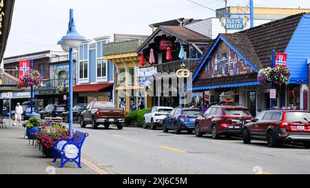 Poulsbo, Washington, USA - 15 luglio 2024; Downtown Puolsbo Washington Front Street in estate Foto Stock