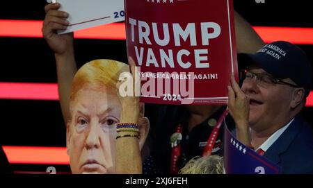 Milwaukee, Stati Uniti. 16 luglio 2024. La gente festeggia durante la Convention nazionale repubblicana del 2024 al Fiserv Forum di Milwaukee, Wisconsin, lunedì 16 luglio 2024. La città di Milwaukee ospita la Convention Repubblicana del 2024 che si terrà dal 15 al 18 luglio. Foto di David Banks/UPI credito: UPI/Alamy Live News Foto Stock