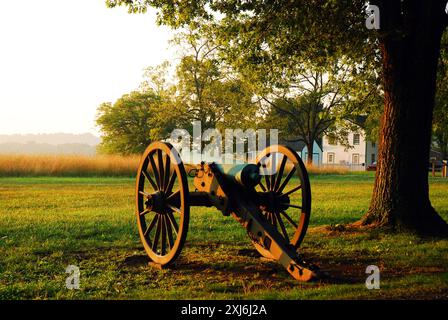 Un cannone al campo di battaglia nazionale di Gettysburg si erge nella nebbia mattutina Foto Stock