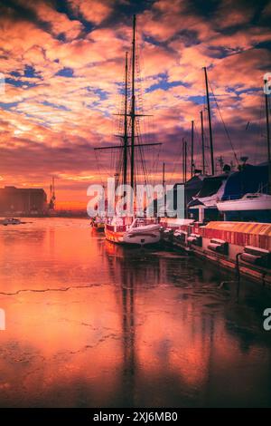 Alba invernale sulle barche ormeggiate al porto di Klaipeda, Lituania Foto Stock