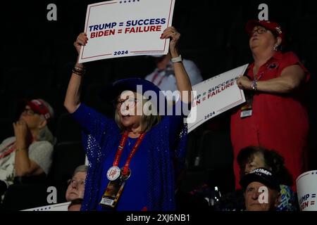 Milwaukee, Stati Uniti. 16 luglio 2024. Donald Trump sostenitore della Convention nazionale repubblicana del 2024 al Fiserv Forum di Milwaukee, Wisconsin, lunedì 16 luglio 2024. La città di Milwaukee ospita la Convention Repubblicana del 2024 che si terrà dal 15 al 18 luglio. Foto di David Banks/UPI credito: UPI/Alamy Live News Foto Stock