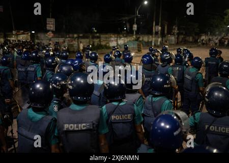 Dacca, Bangladesh. 16 luglio 2024. La polizia antisommossa del Bangladesh prende posizione di fronte a New Market, durante gli scontri tra gli attivisti della riforma delle quote e il partito al governo della Lega Awami. Almeno sei persone sono state uccise a Dacca, Chittagong e Rangpur e diverse centinaia hanno subito ferite. La polizia e i membri della Lega Awami al potere hanno affrontato gli attivisti della riforma delle quote per il secondo giorno. Credito: SOPA Images Limited/Alamy Live News Foto Stock