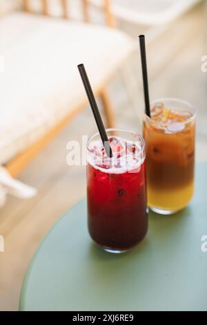 Primo piano di un caffè ghiacciato e di una bevanda alla limonata di frutta su un tavolo da caffè all'aperto in estate Foto Stock