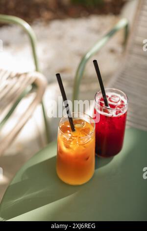 Primo piano di un caffè ghiacciato e di una bevanda alla limonata di frutta su un tavolo da caffè all'aperto in estate Foto Stock