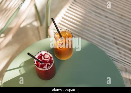 Vista dall'alto di un caffè ghiacciato e di una bevanda alla limonata di frutta su un tavolo da caffè all'aperto in estate Foto Stock