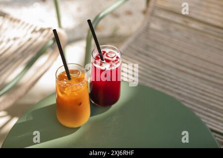 Vista dall'alto di un caffè ghiacciato e di una bevanda alla limonata di frutta su un tavolo da caffè all'aperto in estate Foto Stock