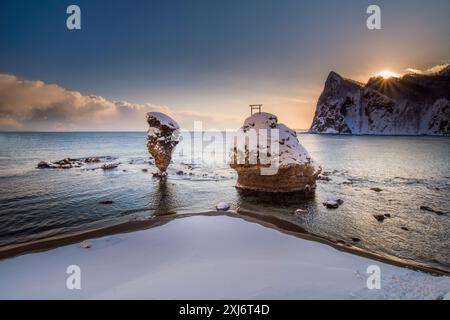 Formazioni rocciose costiere ricoperte di neve in mare all'alba, Hokkaido, Giappone Foto Stock