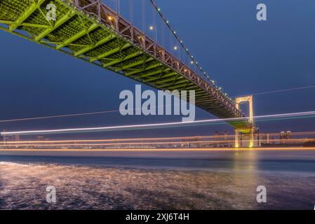 Tokyo Rainbow Bridge (Tokyo Ko Renrakukyo) di notte, Tokyo, Honshu, Giappone Foto Stock