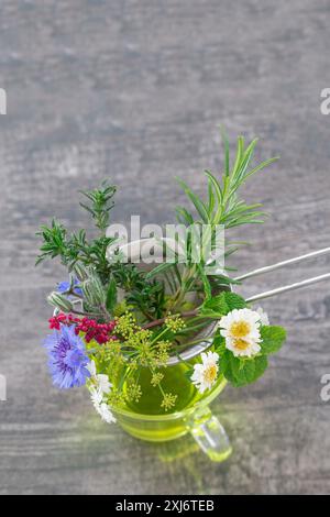 Infusione mista di fiori e erbe aromatiche Foto Stock