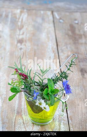 Infusione mista di fiori e erbe aromatiche Foto Stock