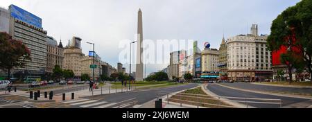 Foto panoramica di Piazza Obelisco nel centro di Buenos Aires Argentina. Paesaggio panoramico del punto di riferimento turistico nel centro dell'Argentina Foto Stock