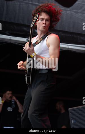 Londra, Regno Unito. 16 luglio 2024. Nella foto: Il chitarrista George Edwards della rock band inglese Yonaka si esibisce alla Somerset House Summer Series of Concerts alla Somerset House. Credito: Justin ng/Alamy Live News Foto Stock