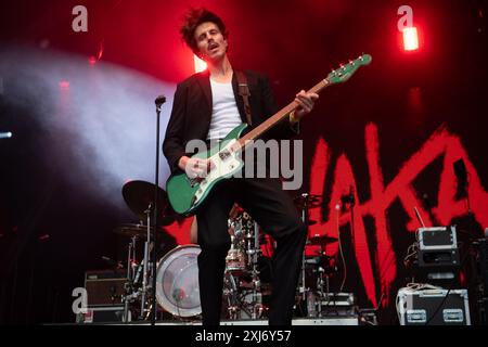 Londra, Regno Unito. 16 luglio 2024. In foto: Il bassista Alex Crosby della rock band inglese Yonaka si esibisce alla Somerset House Summer Series of Concerts alla Somerset House. Credito: Justin ng/Alamy Live News Foto Stock