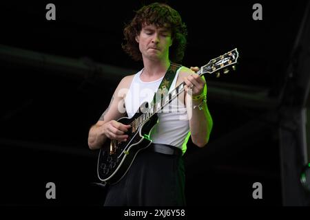 Londra, Regno Unito. 16 luglio 2024. Nella foto: Il chitarrista George Edwards della rock band inglese Yonaka si esibisce alla Somerset House Summer Series of Concerts alla Somerset House. Credito: Justin ng/Alamy Live News Foto Stock