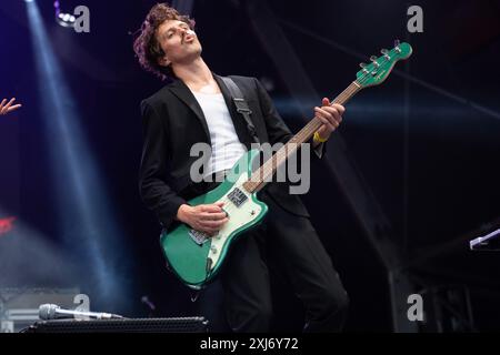 Londra, Regno Unito. 16 luglio 2024. In foto: Il bassista Alex Crosby della rock band inglese Yonaka si esibisce alla Somerset House Summer Series of Concerts alla Somerset House. Credito: Justin ng/Alamy Live News Foto Stock