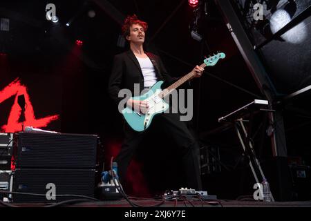 Londra, Regno Unito. 16 luglio 2024. In foto: Il bassista Alex Crosby della rock band inglese Yonaka si esibisce alla Somerset House Summer Series of Concerts alla Somerset House. Credito: Justin ng/Alamy Live News Foto Stock