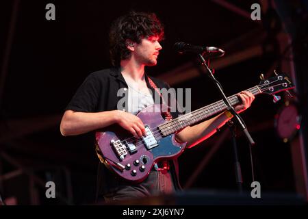 Londra, Regno Unito. 16 luglio 2024. In foto: Il bassista Elliot Briggs della rock band inglese The Amazons è il titolo della Somerset House Summer Series of Concerts alla Somerset House. Credito: Justin ng/Alamy Live News Foto Stock