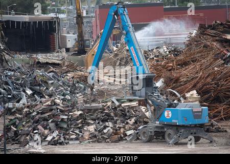 Gli equipaggi di demolizione elaborano e rimuovono tonnellate di materiali dalla centrale elettrica a carbone dismessa nel centro di Colorado Springs, Colorado. Foto Stock